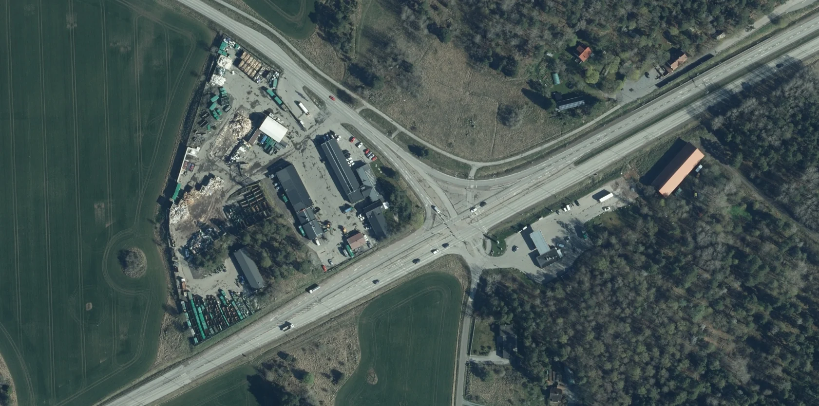 Orthophoto showing roads, buildings, fields and woodland, used to illustrate the real-terrain foundation of SaF AO.